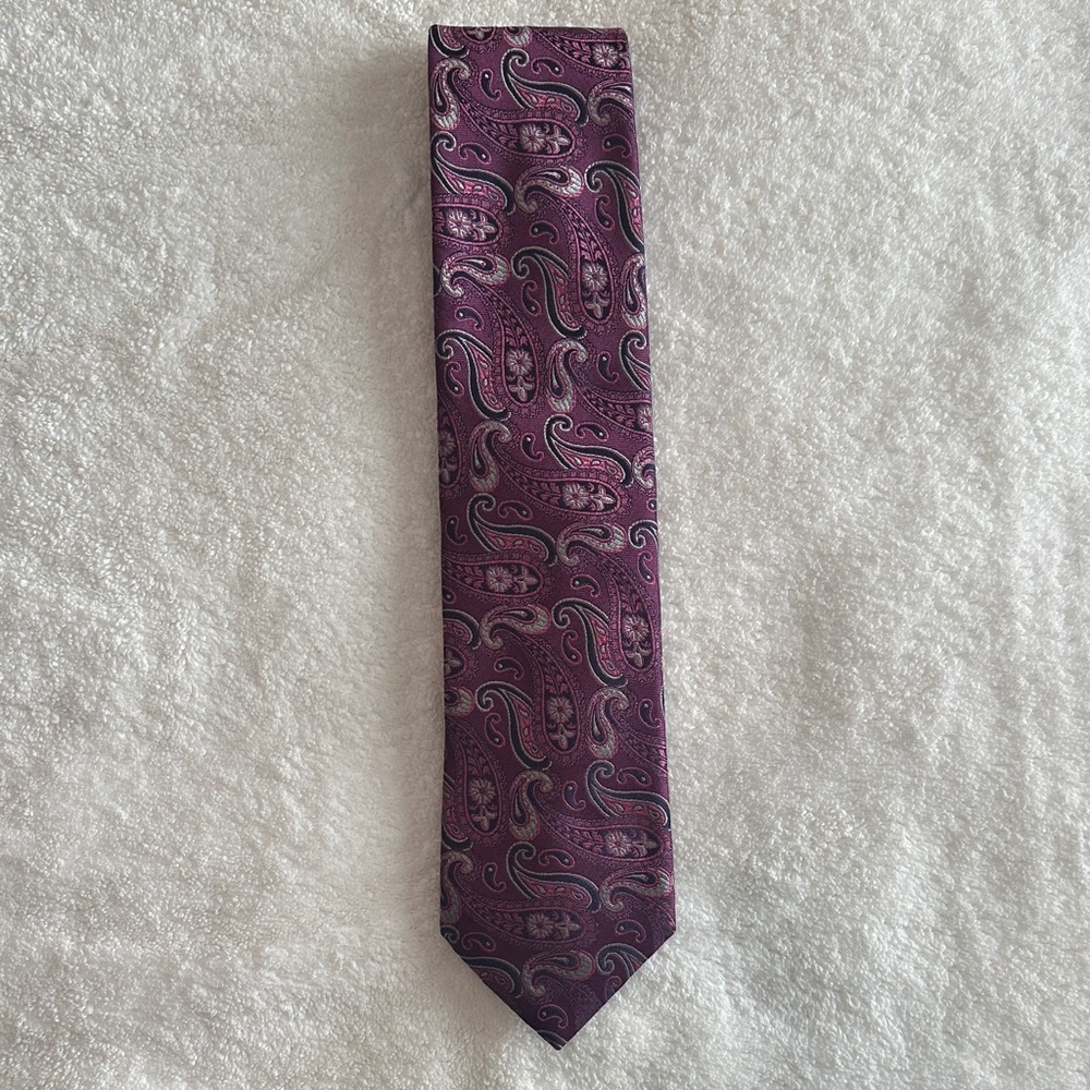 Canali tie in raspberry paisley 3.25 at widest point